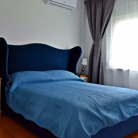 Anna With Parking Σπλιτ