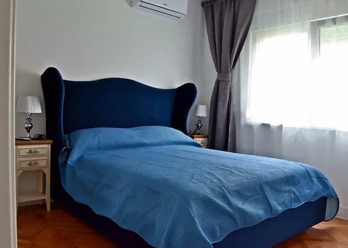 Anna With Parking Split