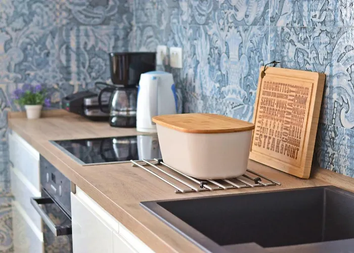 Anna With Parking Split