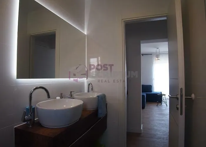 Anna With Parking Split